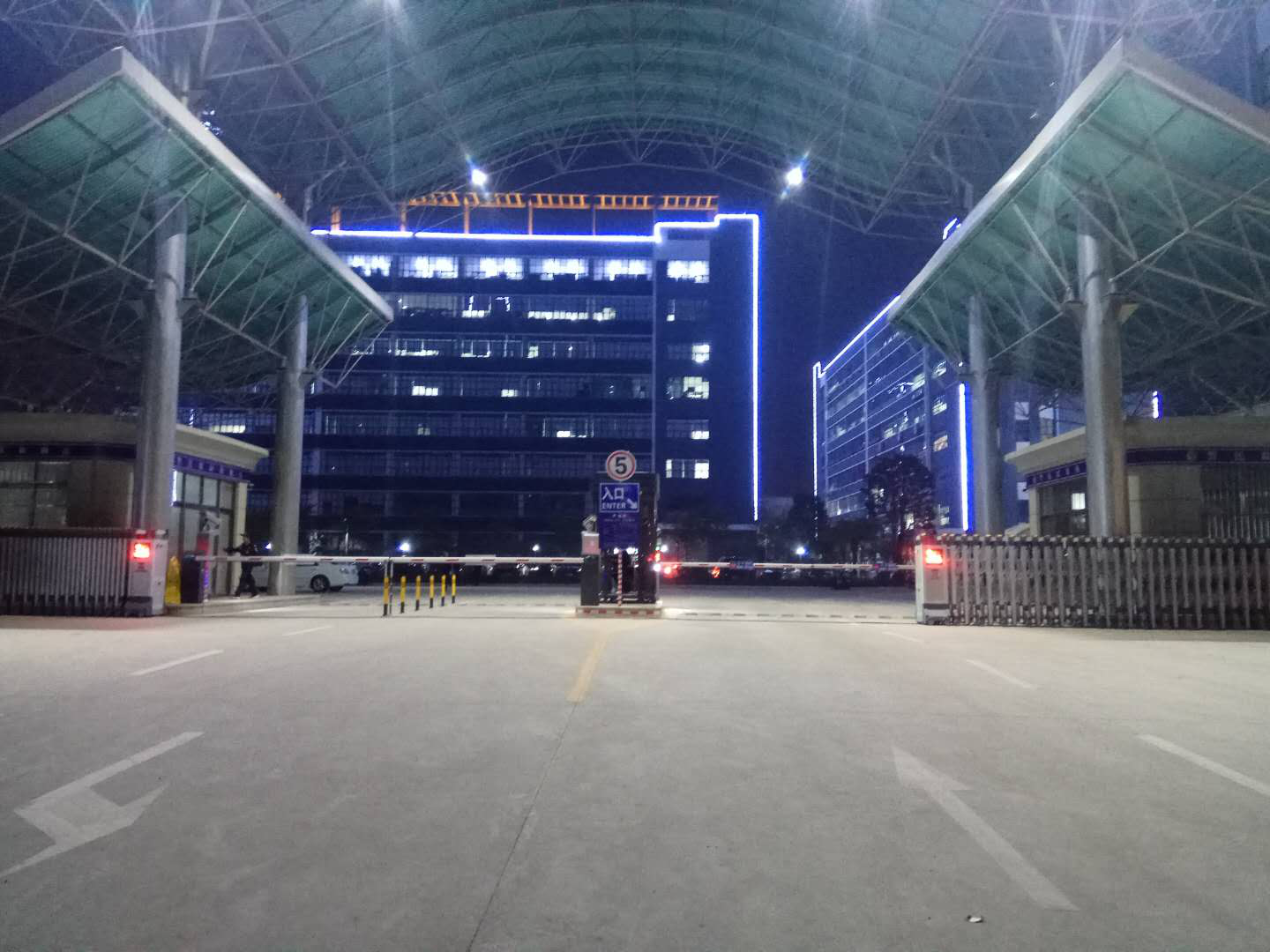 東莞金銀珠寶產業(yè)園遙控伸縮門案例